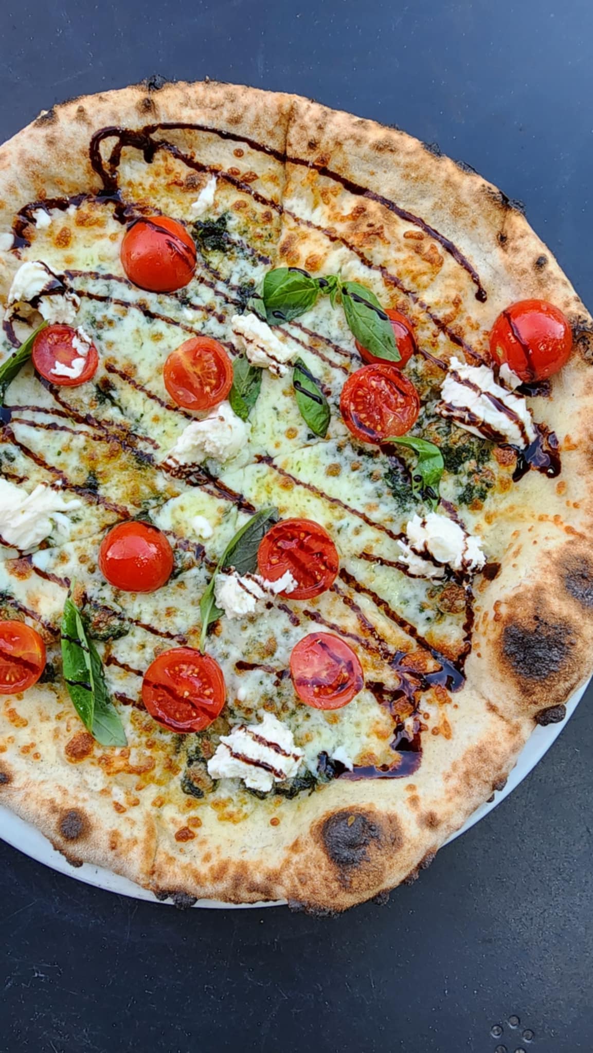 Pizza napolitana con tomates y albahaca