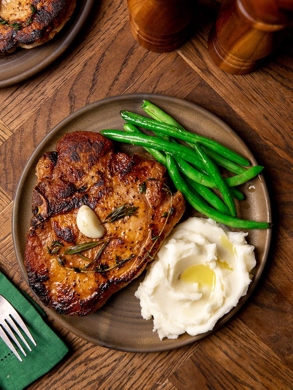 Chuleta de cerdo con puré rústico y verduras