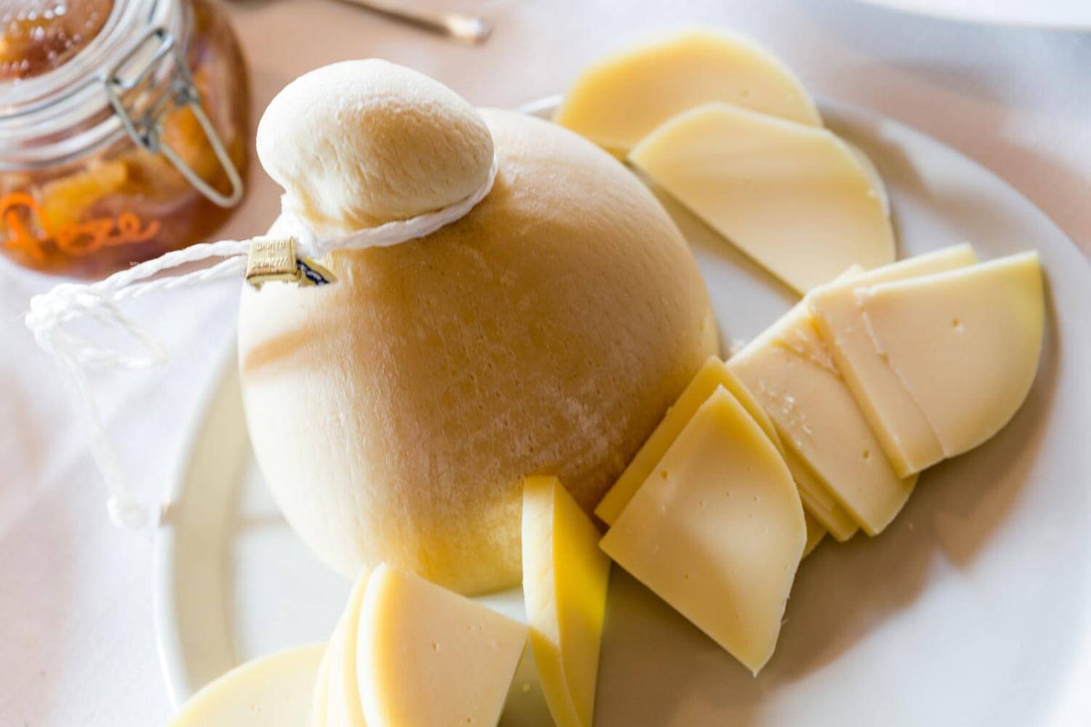 Queso provolone fresco cortado en cuñas