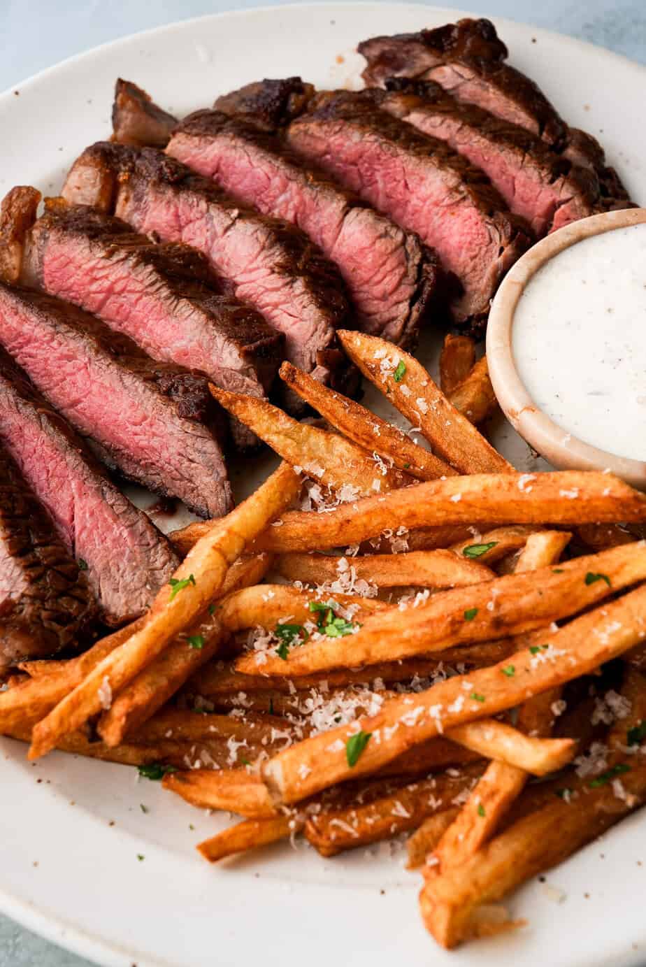 Bistec laminado con papas fritas crujientes