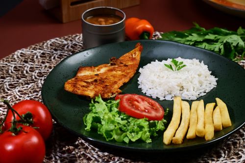 Pollo a la plancha con arroz, ensalada y papas fritas