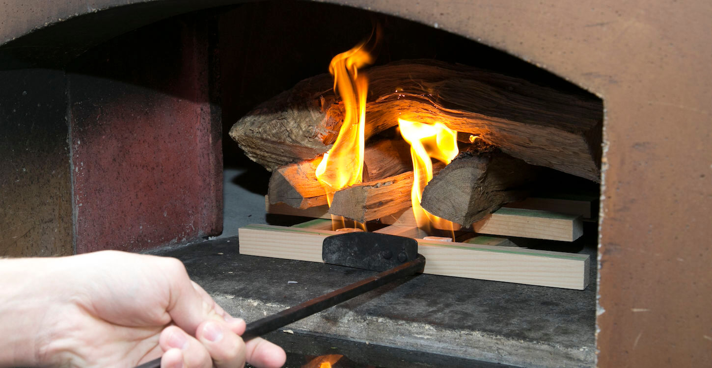 Horno de leña encendido como el primero de 1982