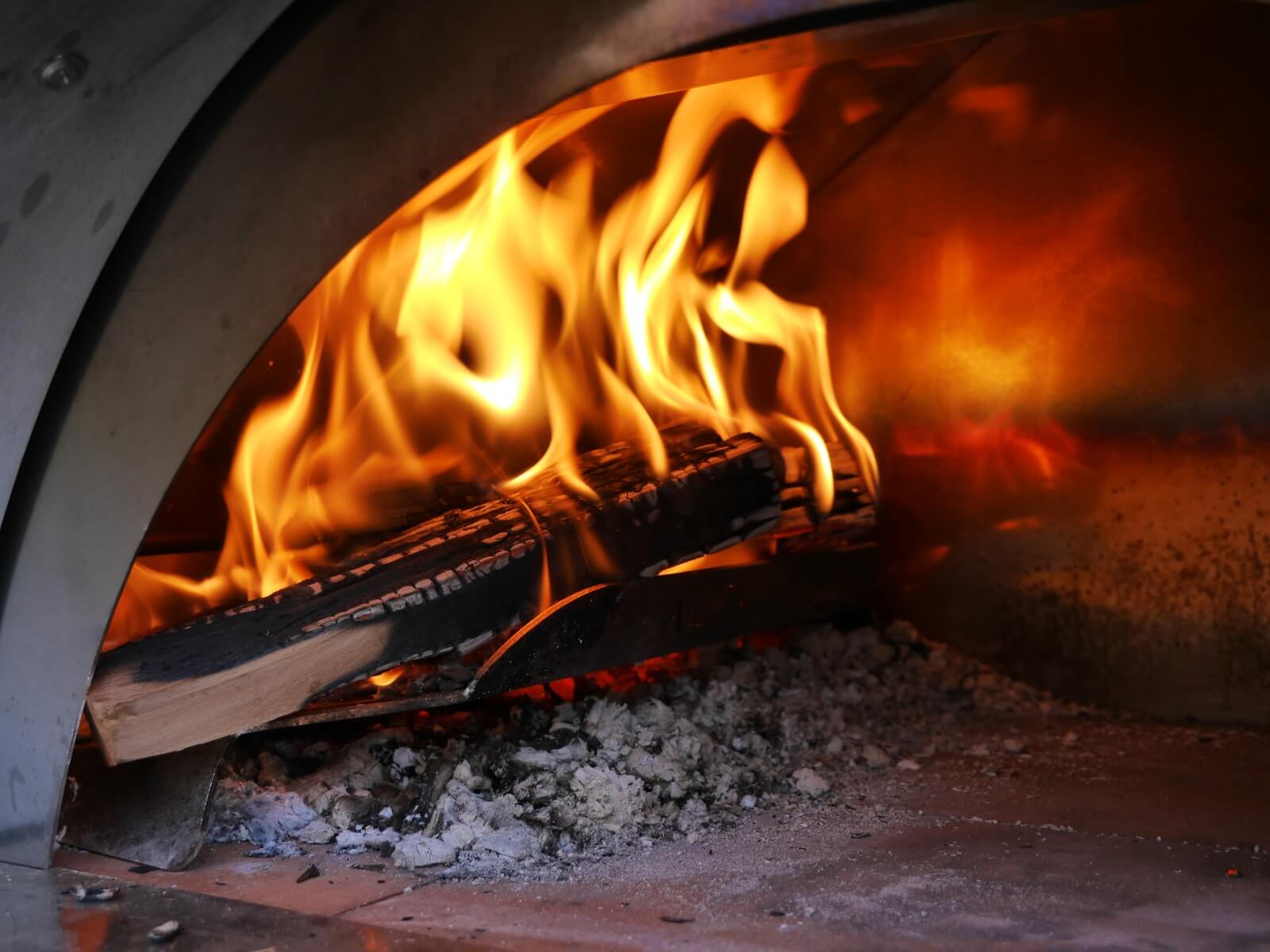 Fuego de leña dentro del horno de pizza