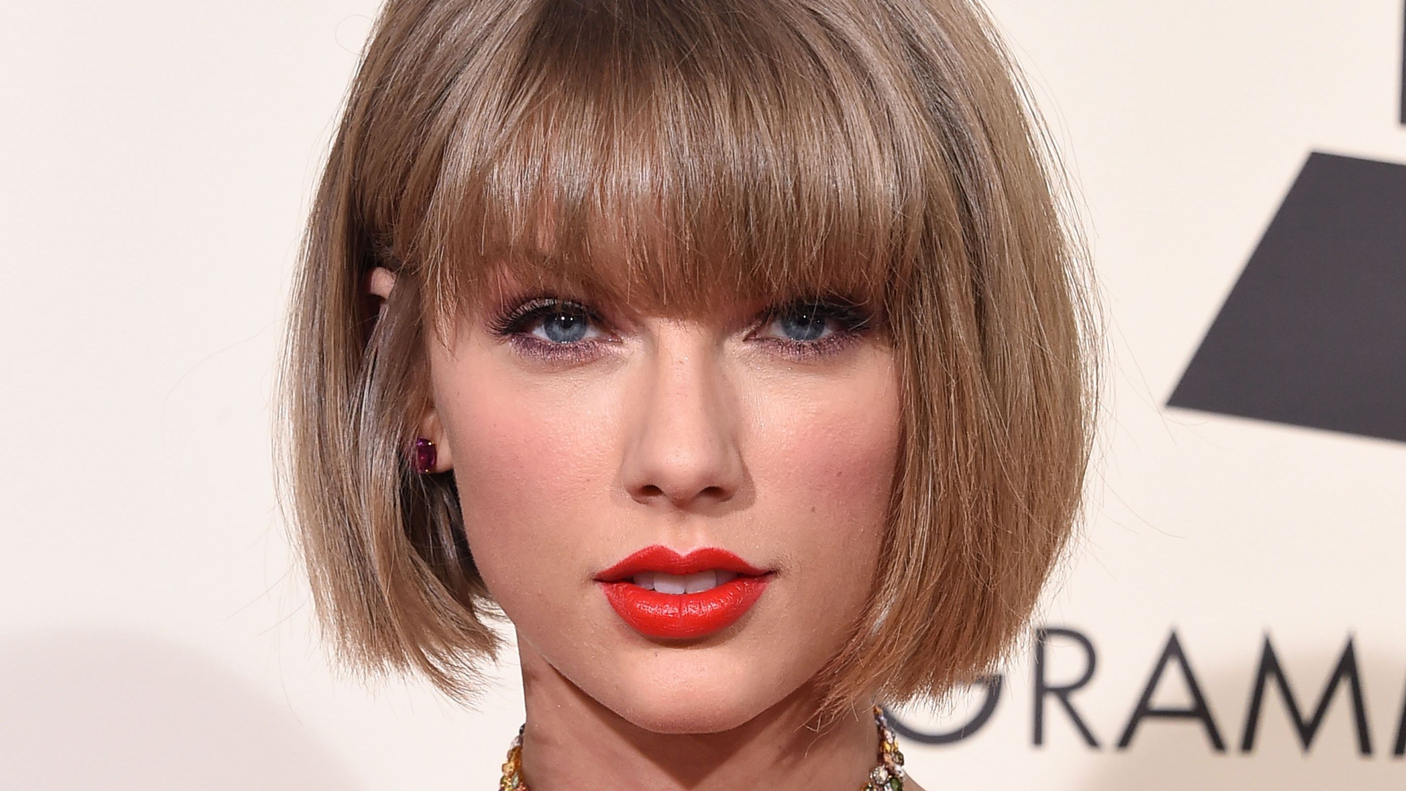 Taylor Swift's sharp blunt bob with full bangs and red lipstick at the 2016 Grammy Awards
