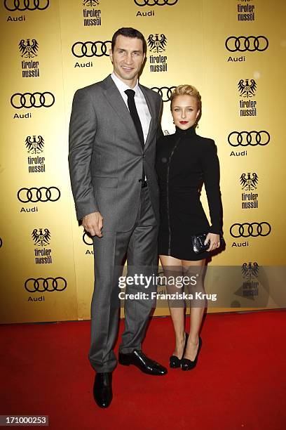 Hayden Panettiere posing on a red carpet with Wladimir Klitschko