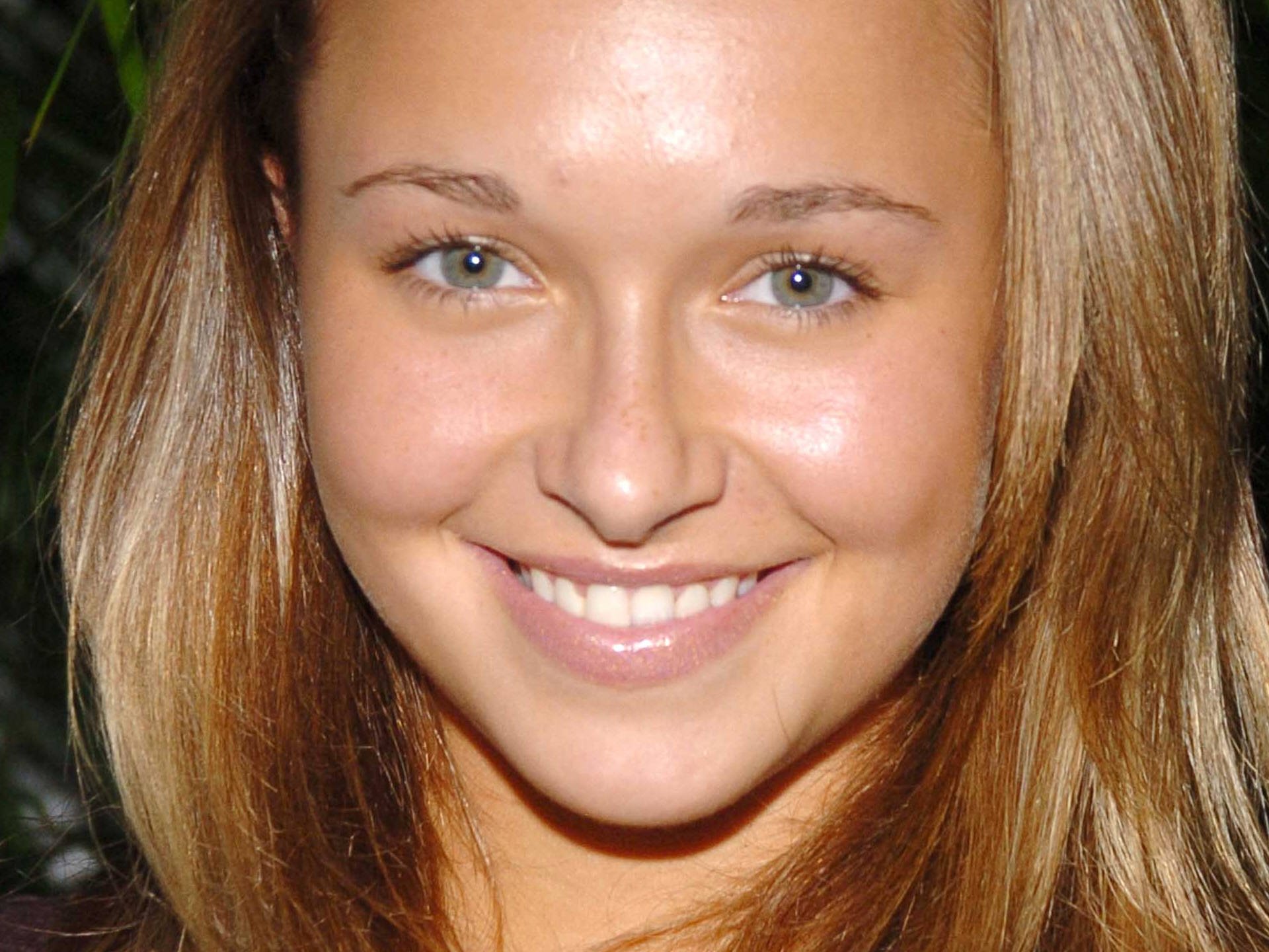Hayden Panettiere smiling in an early-career portrait from her child-star years
