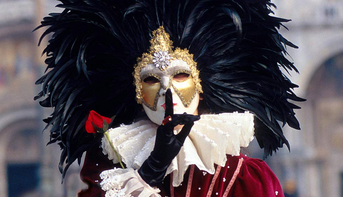 Máscara tradicional del Carnaval de Venecia con plumas negras y doradas