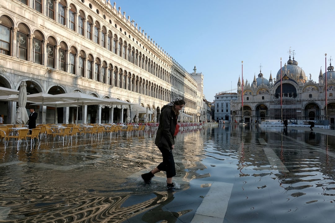 Piazza San Marco inundada durante el acqua alta en Venecia