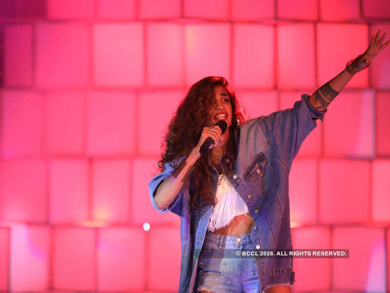 Anushka Manchanda performing