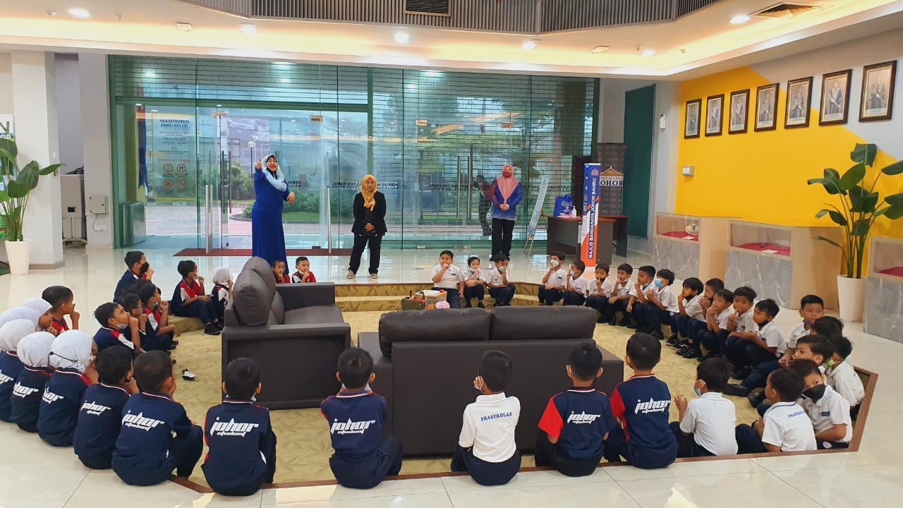 Skim Perlindungan Lawatan Pelajar Skim perlindungan lawatan pelajar – murid sekolah Malaysia berbaju uniform semasa lawatan sambil belajar bersama guru