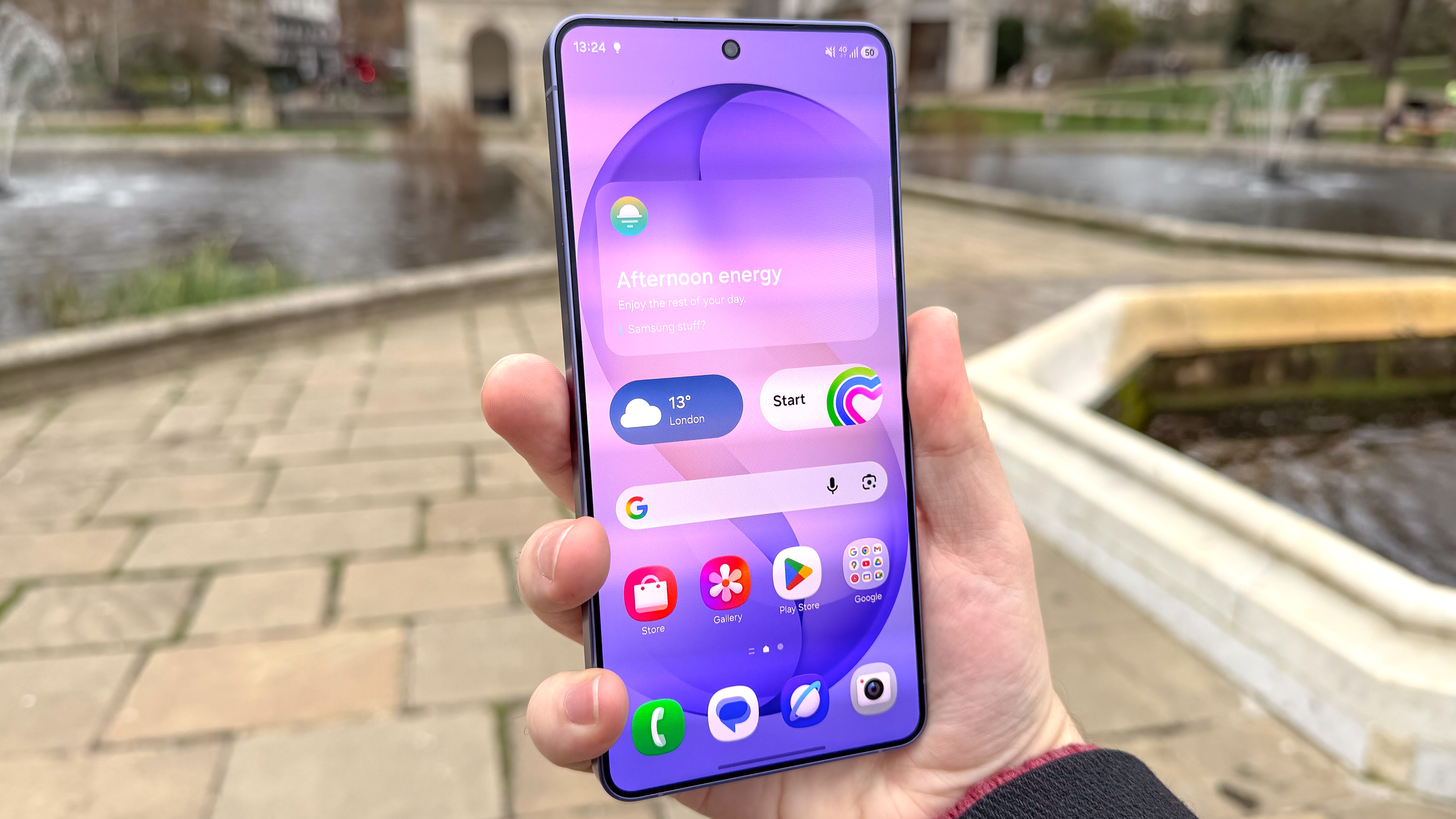 Смартфон серии Samsung Galaxy S26 с включённым экраном в руке