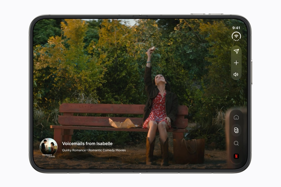 iPhone Duo terbuka penuh menampilkan layar dalam 7,6 inci dengan konten video