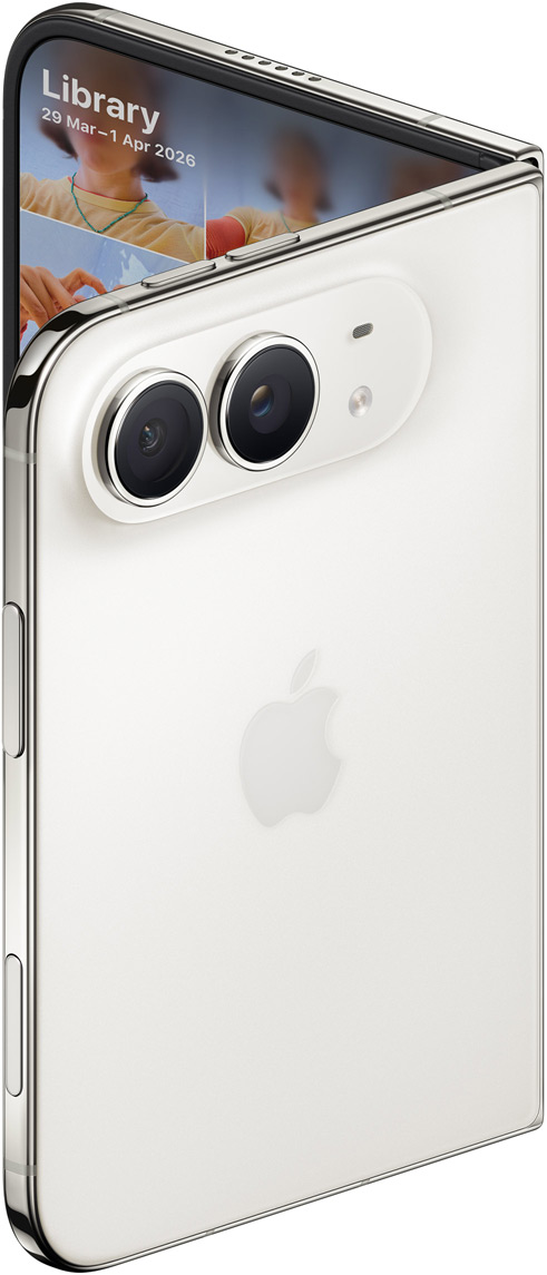 iPhone Duo Star White setengah terlipat menampilkan pelat kamera Dual Fusion di punggung