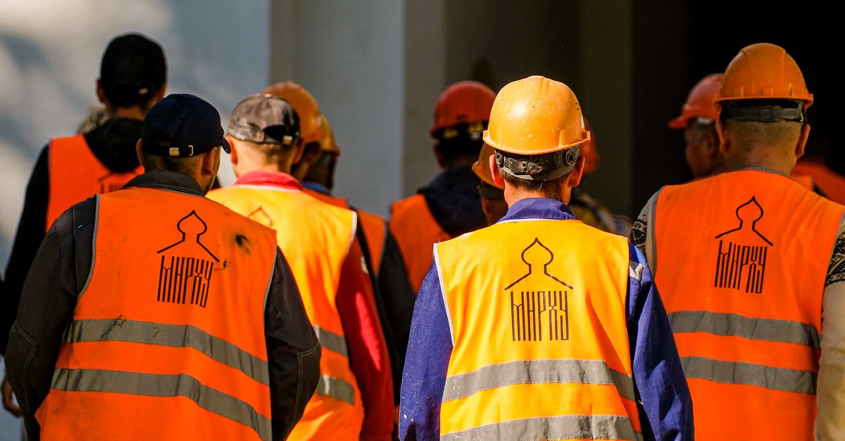 Trabajadores locales con chalecos naranja contratados para el proyecto