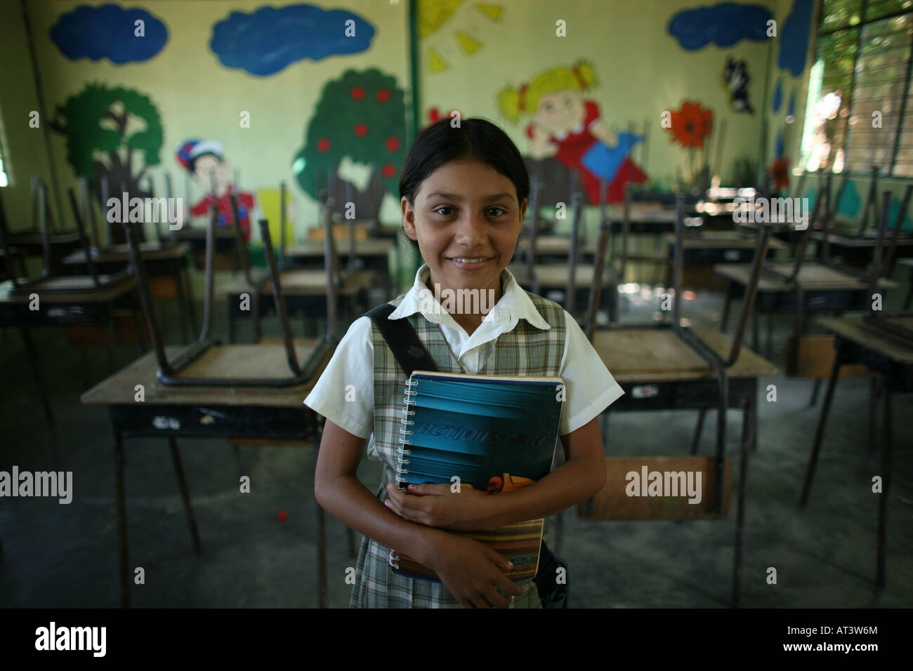 Niña de escuela rural con útiles escolares