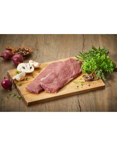 Lammsteak auf Holzbrett