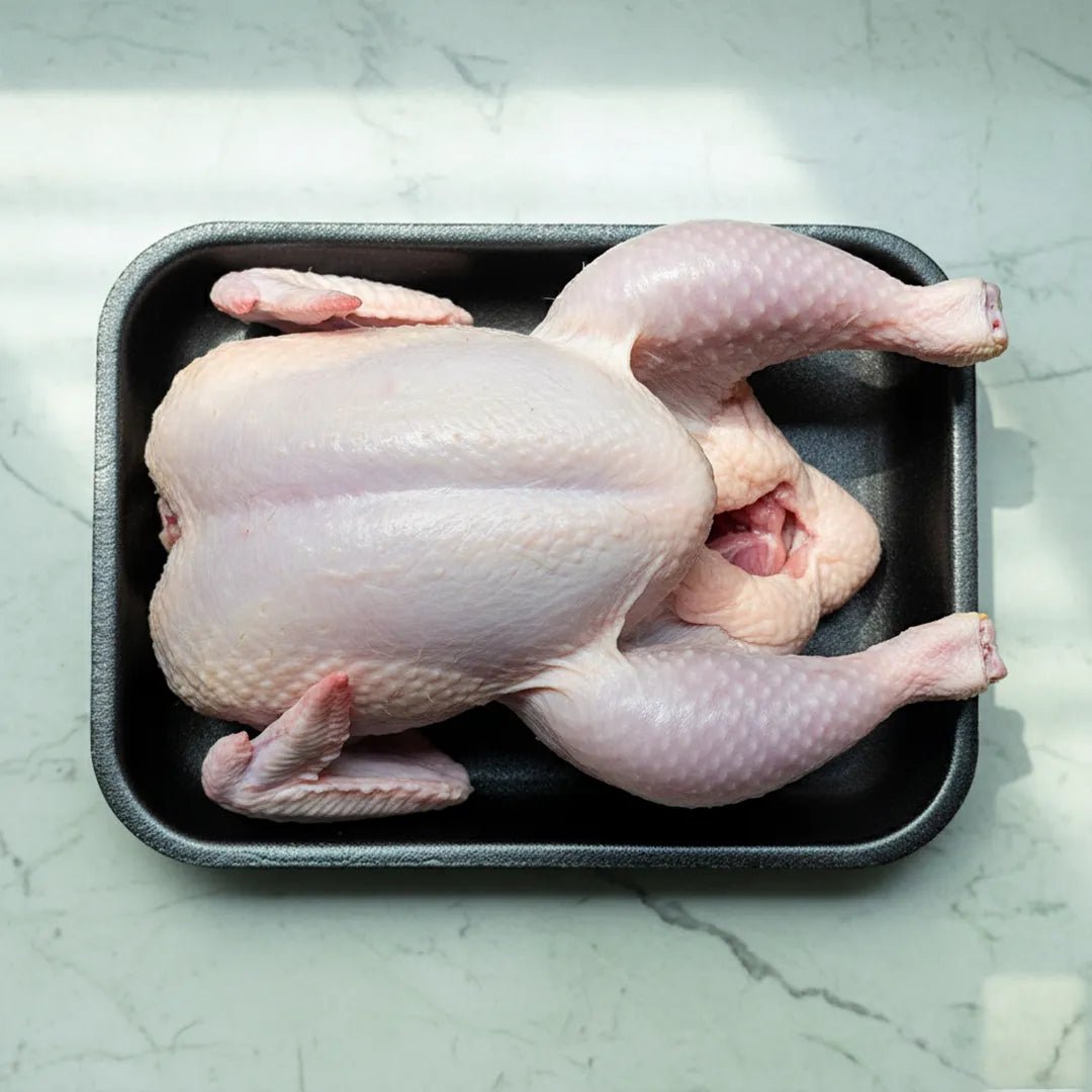 Ganzes frisches Hähnchen