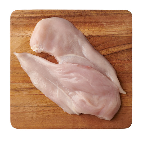 Hähnchenbrustfilet auf Holzbrett