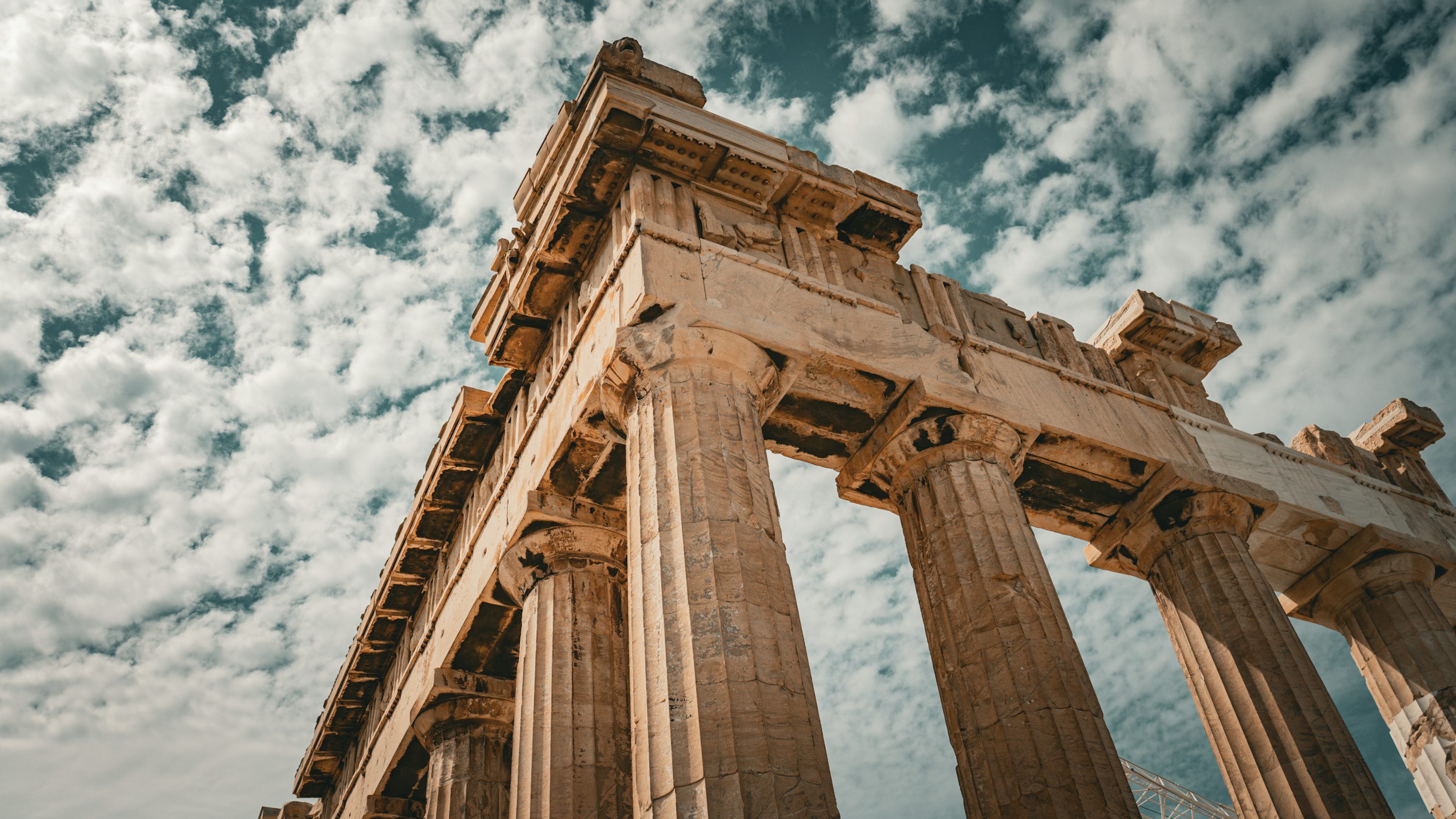 Columnas de un templo griego contra el cielo