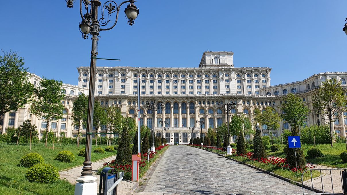 Livraison de véhicule en Roumanie — palais du Parlement, Bucarest