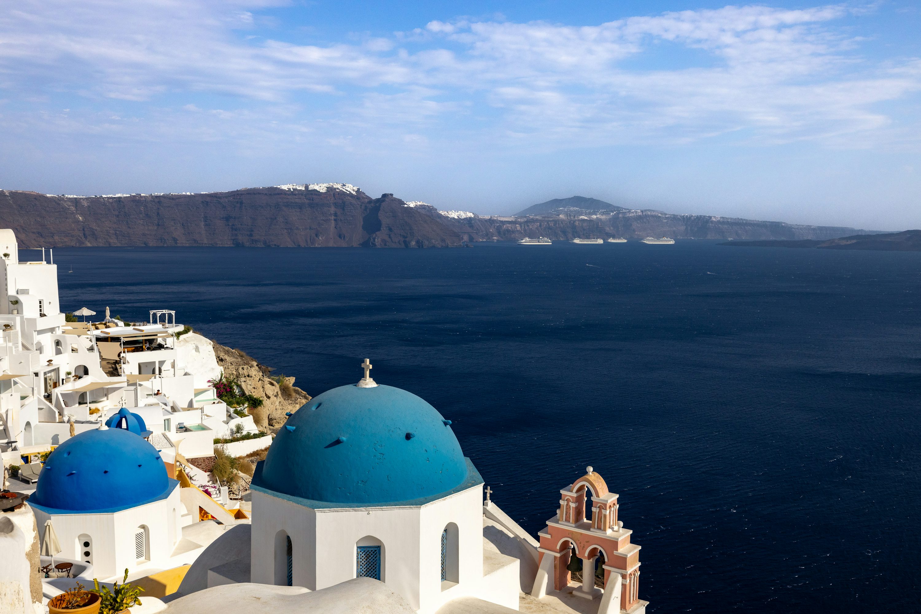 Livraison de véhicule en Grèce — dômes bleus de Santorin
