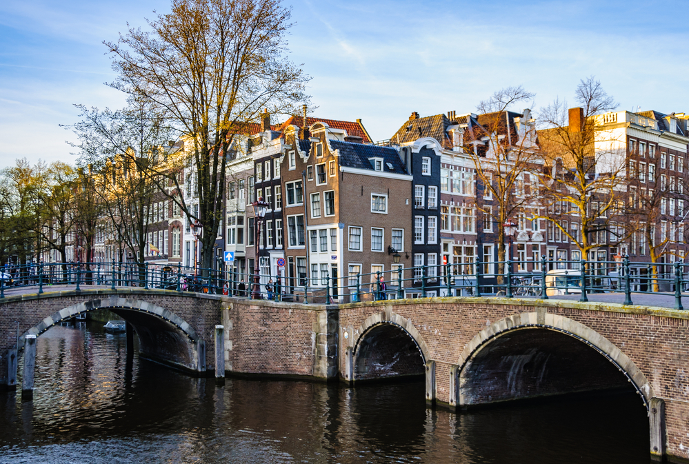 Livraison de véhicule aux Pays-Bas — canaux d’Amsterdam