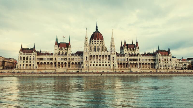 Livraison de véhicule en Hongrie — parlement de Budapest