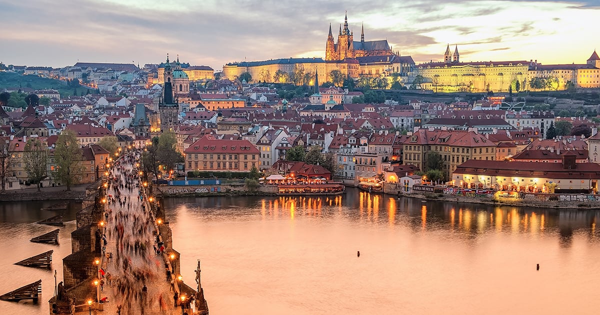 Livraison de véhicule en Tchéquie — pont Charles, Prague