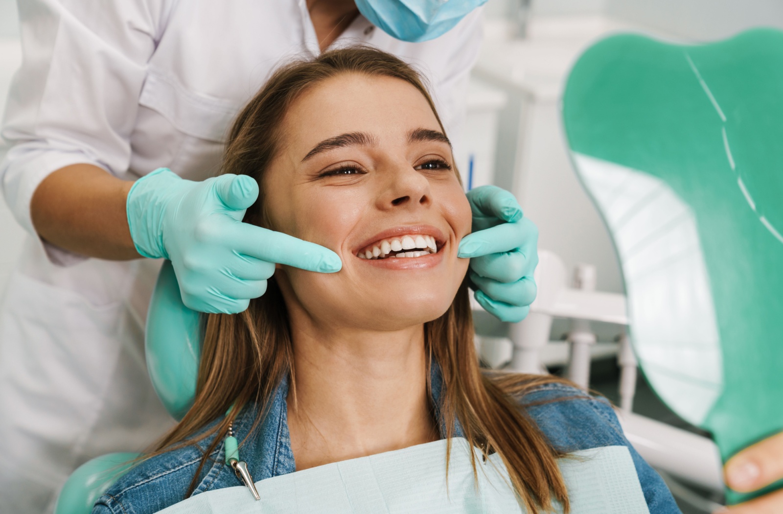 Evaluación dental en consulta: revisión de sonrisa y proporciones antes de decidir tratamiento.