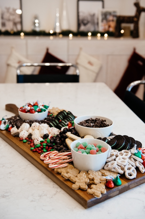 Tabla de dulces y golosinas típicas de las fiestas de fin de año sobre una mesa.