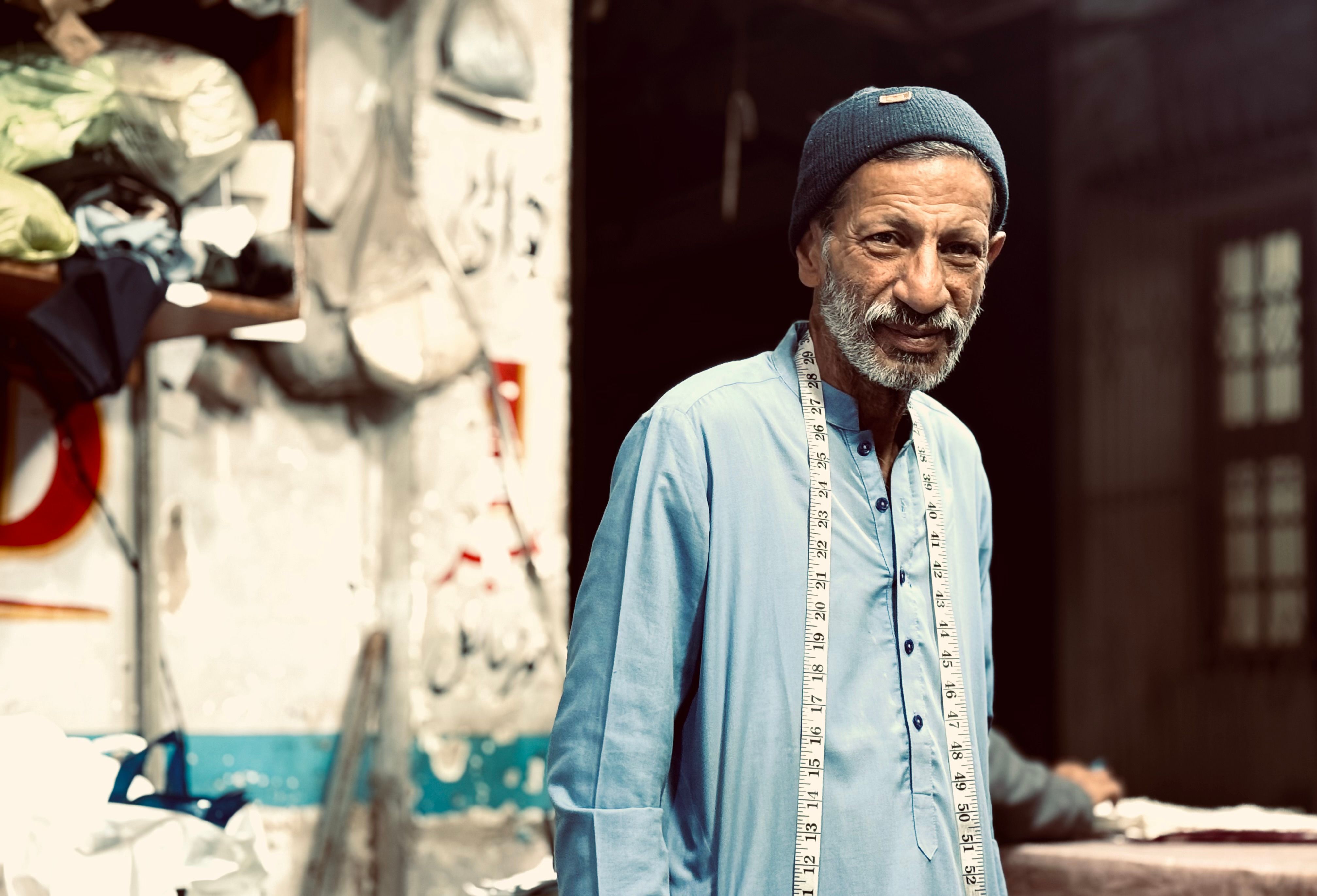 عم حسن كبير الخياطين وشريط القياس حول رقبته