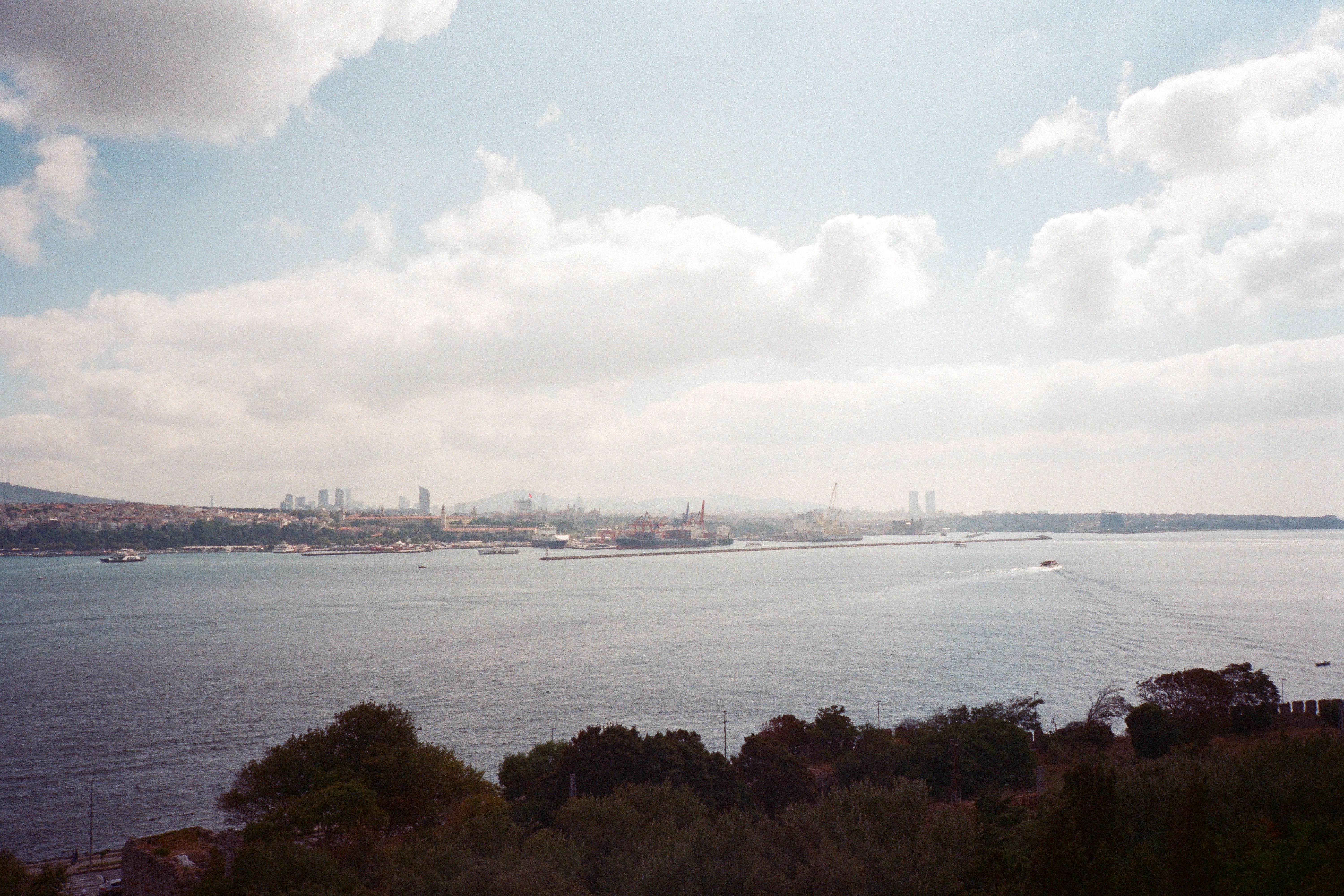 Panoramic view of the Bosphorus and the Istanbul skyline, the city where the 12 compared hair transplant clinics operate (real photograph, Pexels).