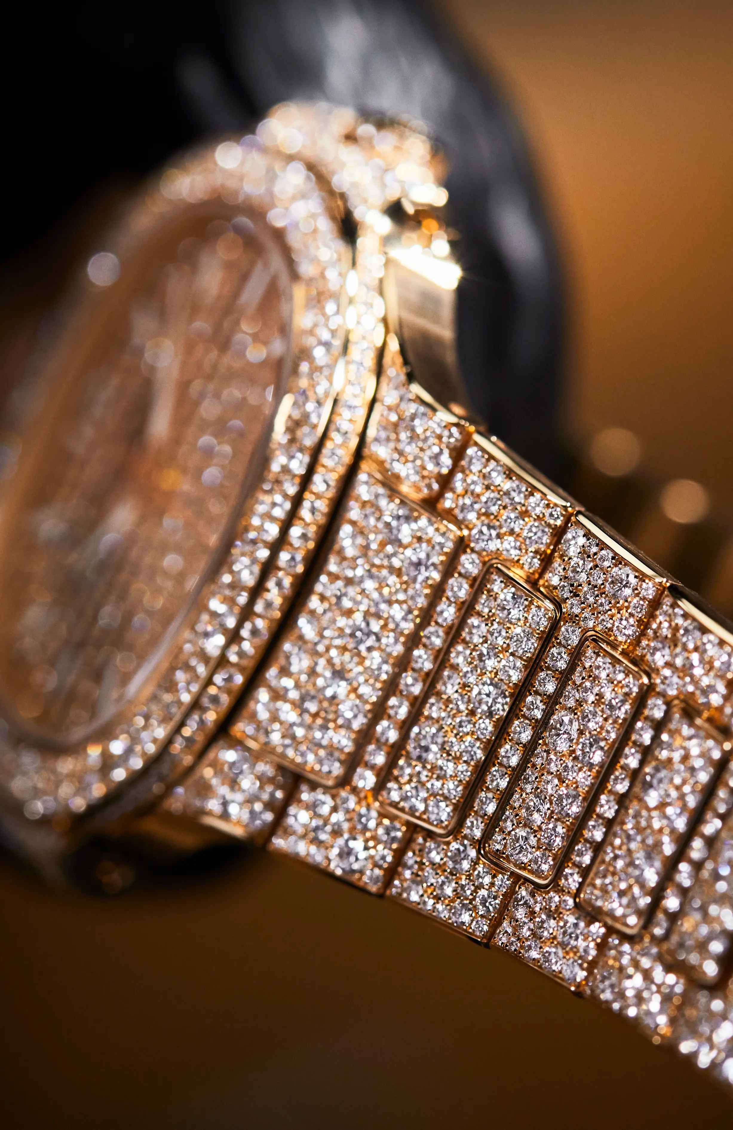 Patek Philippe - техника высокой ювелирной огранки pavé на золотом корпусе