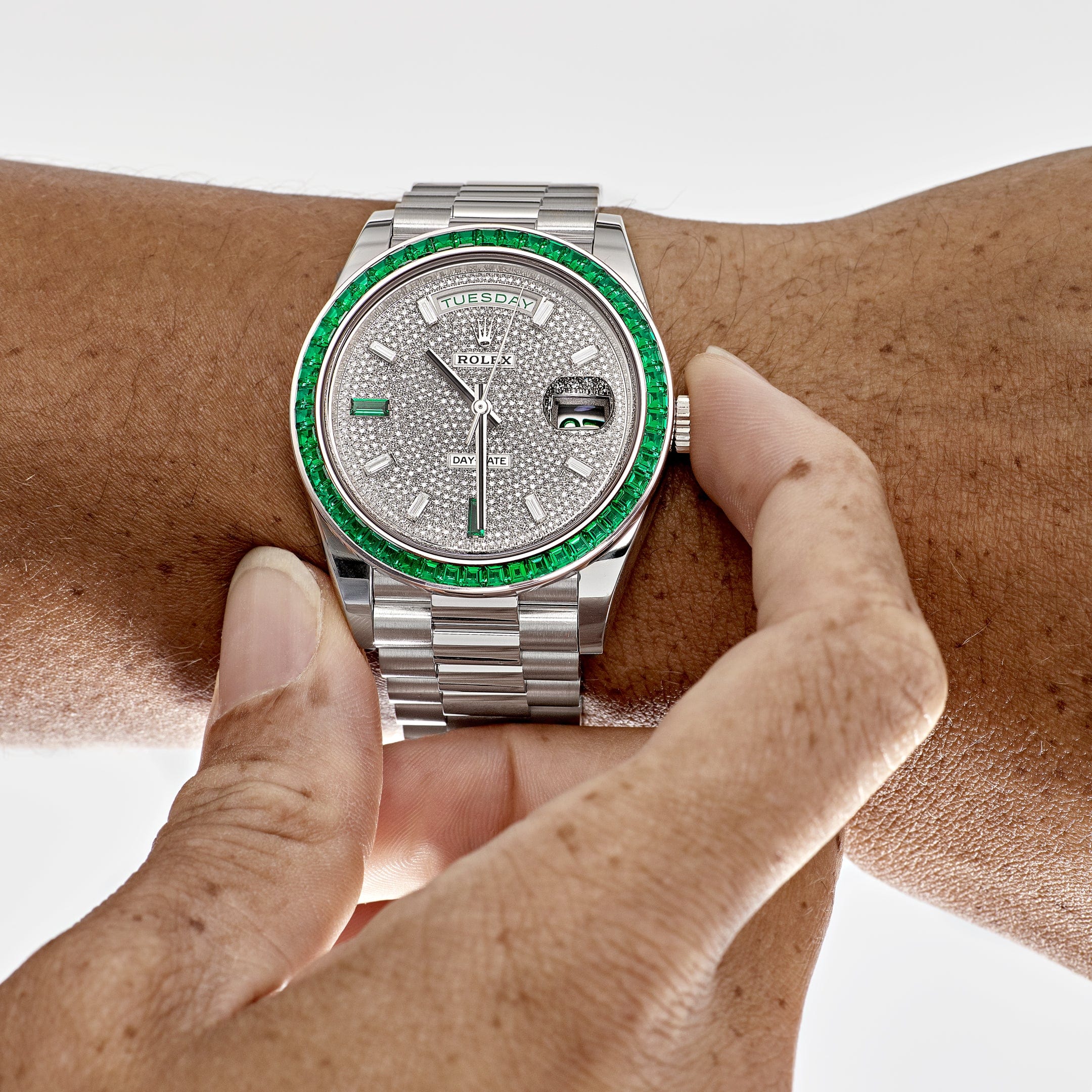 Rolex Day-Date - изумрудный безель и бриллиантовый циферблат, работа с редкими камнями