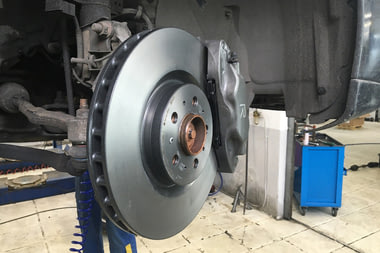 Снятие старого тормозного диска со ступицы