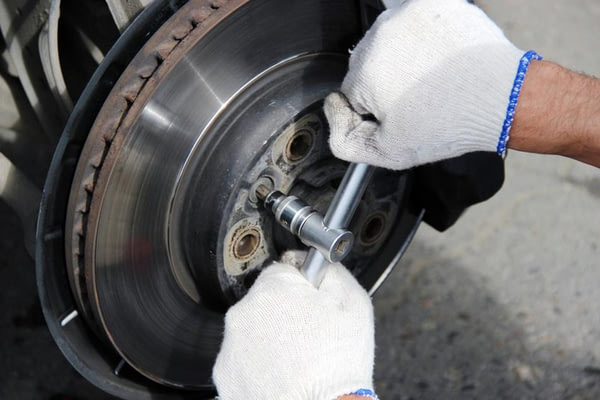 Снятие колеса и доступ к тормозному механизму на Chery Tiggo