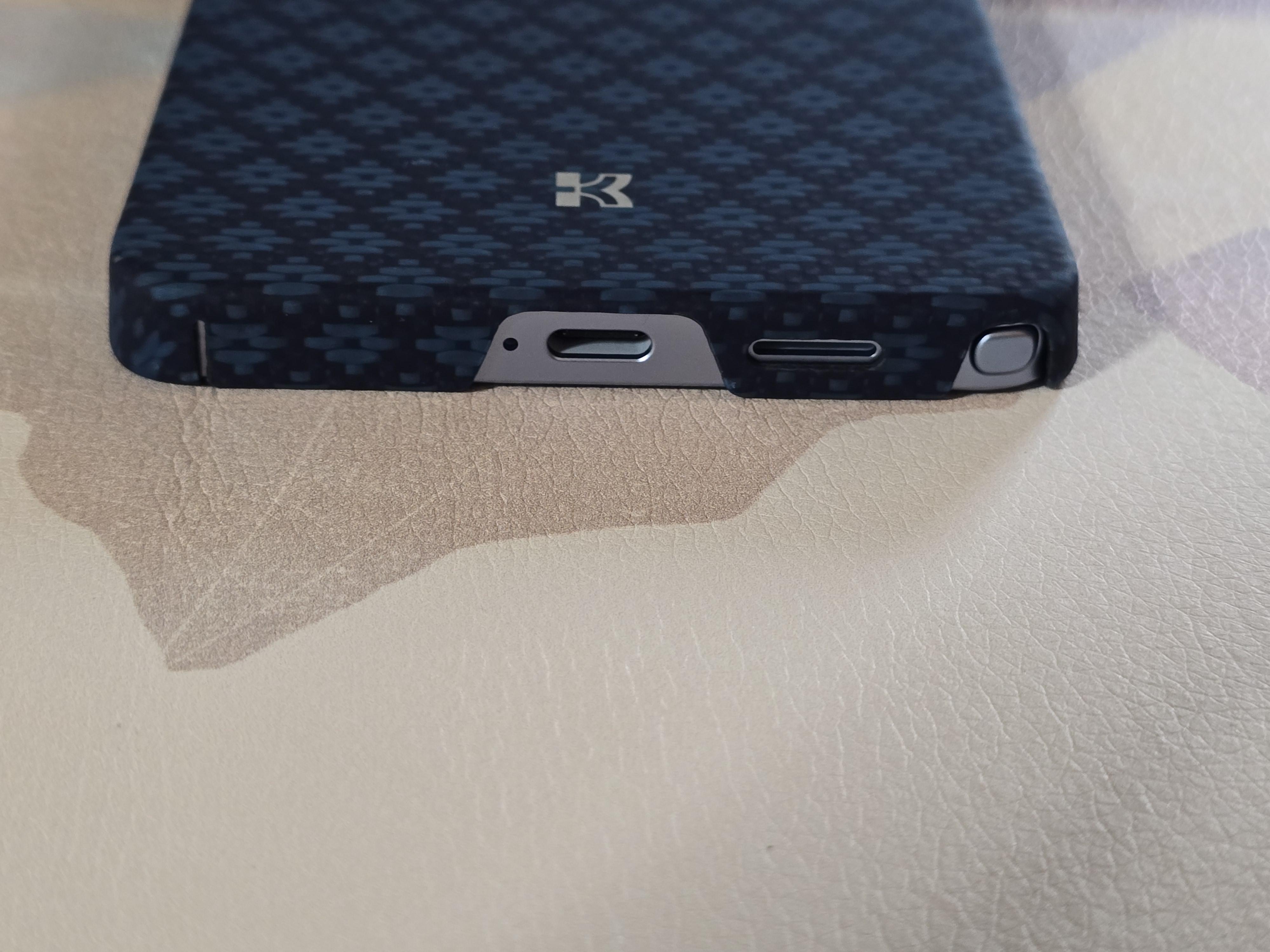 Точные вырезы USB-C и динамика в синем кевларовом чехле Benks ArmorGrid для Samsung Galaxy S26 Ultra