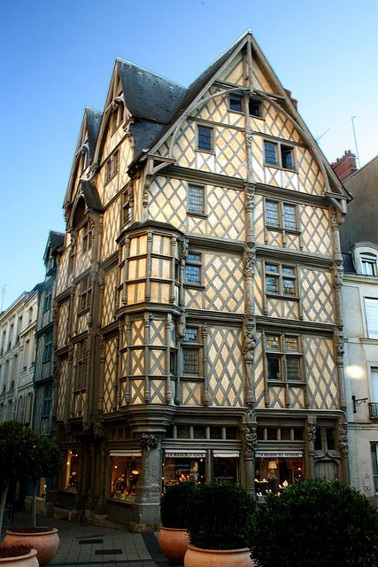 Photographie d'illustration : maison ancienne du centre d'Angers à pans de bois et toiture d'ardoise, sous un ciel de fin de jour.