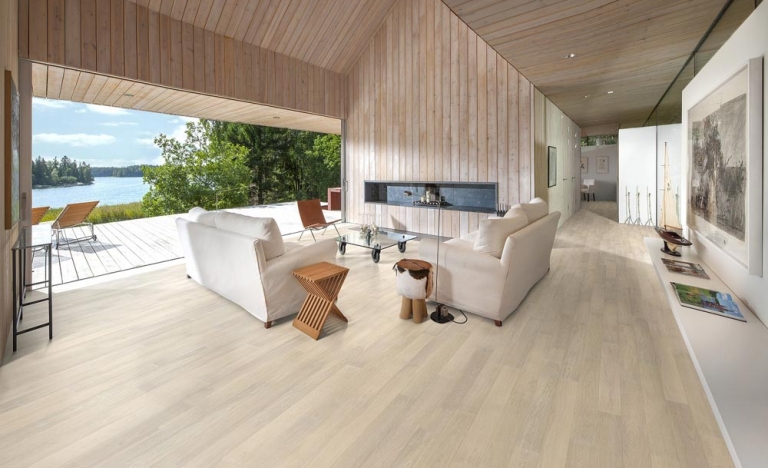 Паркетная доска Karelia дуб в интерьере с панорамными окнами