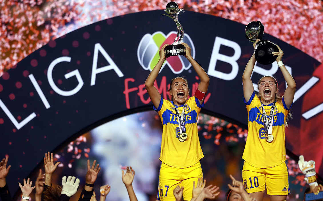 Tigres Femenil levantando trofeos