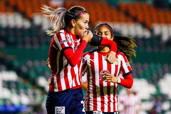 Alicia Cervantes Chivas Femenil celebrando gol