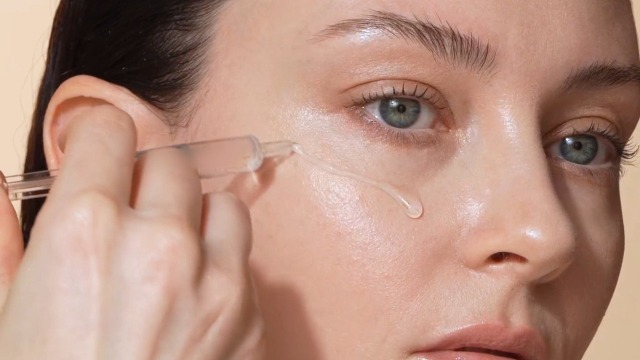 Siero coreano lifting 30 ml con collagene e peptidi di seta applicazione viso