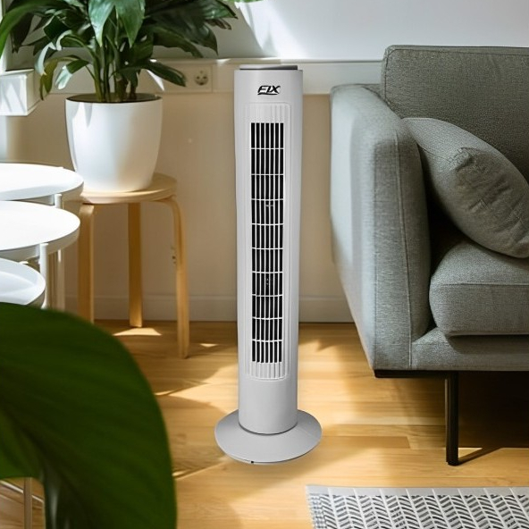 Ventilador torre branco ao lado do sofá em sala de estar fresca e iluminada