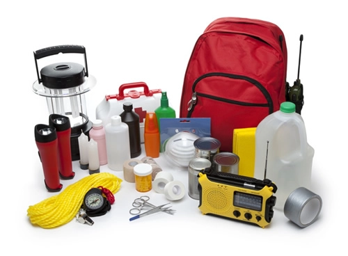 Mochila de emergência vermelha com kit completo: lanterna, rádio a pilha, água, corda, remédios e primeiros socorros