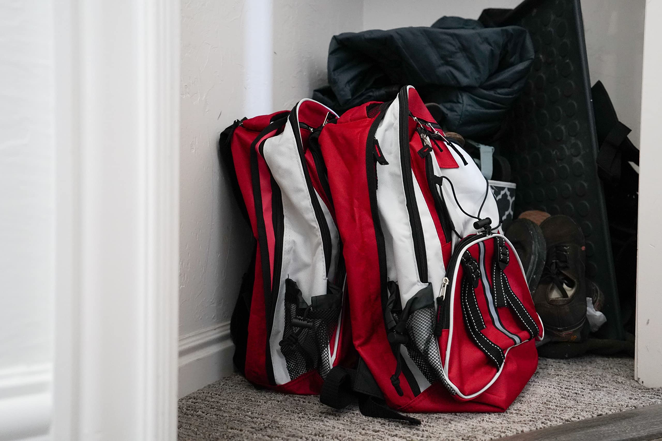 Mochilas de emergência prontas junto à porta de casa para evacuação rápida