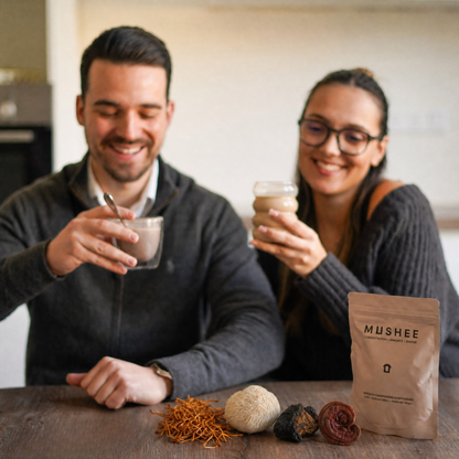 Dégustation d'un latte aux champignons adaptogènes