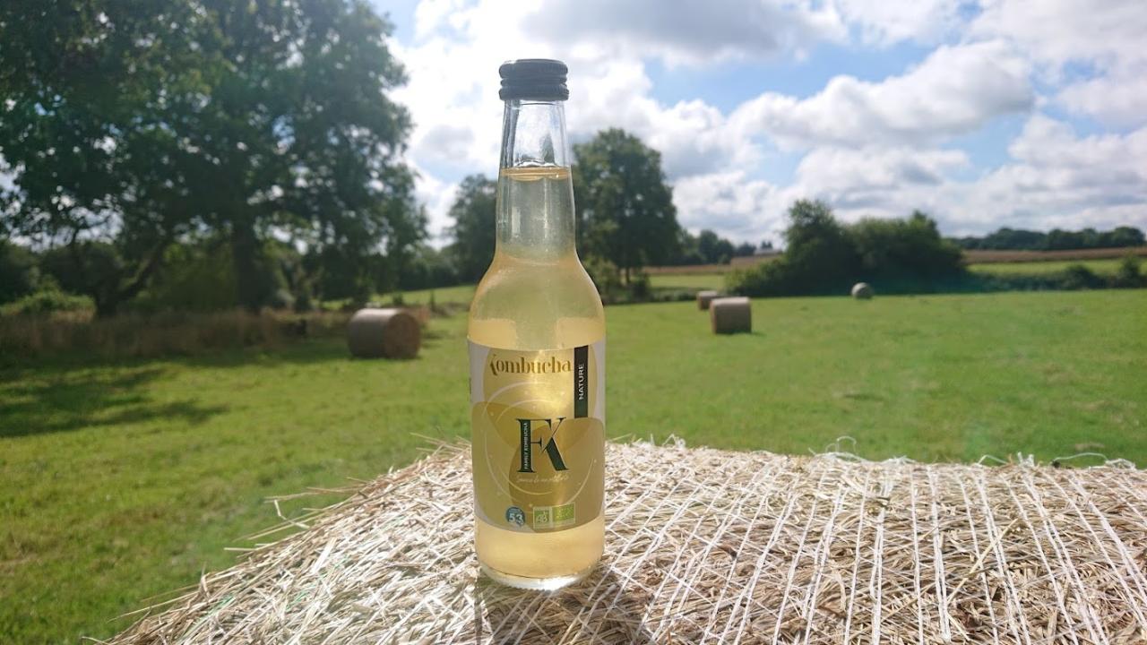Bouteille de kombucha artisanal français à la campagne