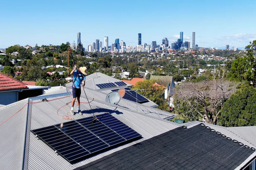 Tecnico SolaraForge durante la pulizia industriale dei pannelli