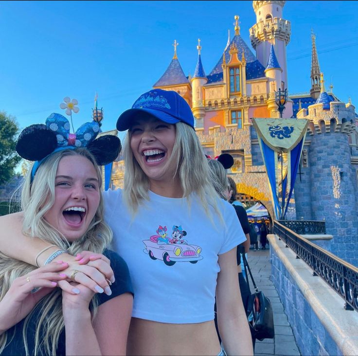 Amigas com orelhinhas da Mickey no parque