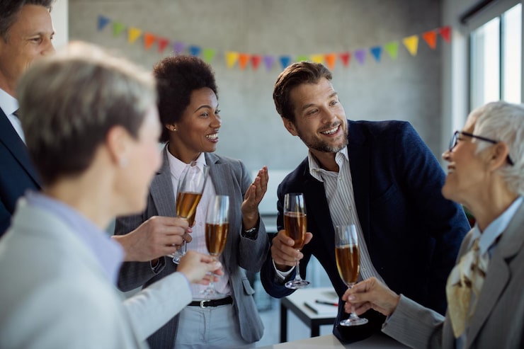 Participantes brindando em networking